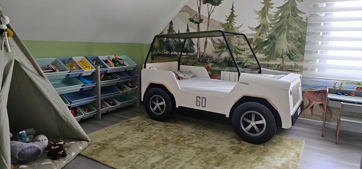 חדר שינה עם מיטת ג'יפ של המותג "Gautier". סט מזרן/בסיס מיטה נוח מאוד שיכול להכיל ילד או מבוגר. מידות 90x200 ס"מ.