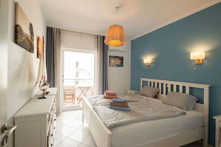 Spálňa (veľkosť: 160 x 200) s balkónom orientovaným na sever a výhľadom na more