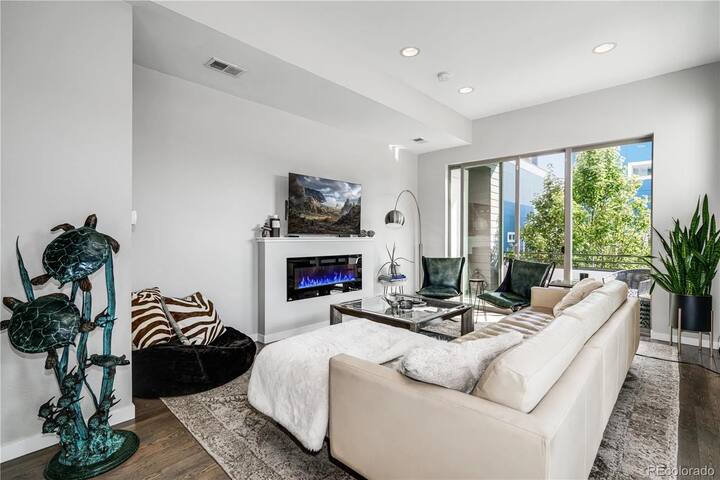 Luxury Retreat Broncos Stadium Stunning Townhome gallery image 3