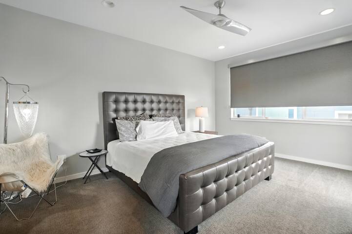 Luxury Retreat Broncos Stadium Stunning Townhome gallery image 5