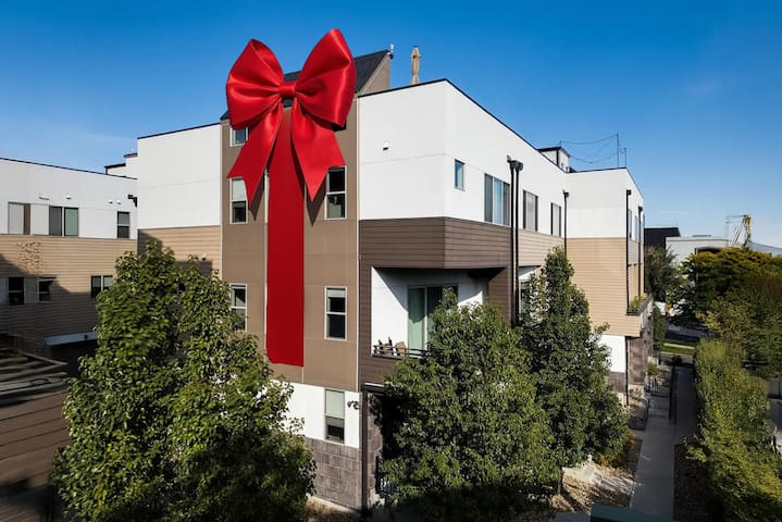 Luxury Retreat Broncos Stadium Stunning Townhome