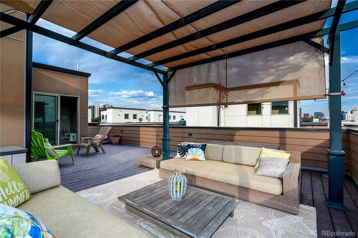 Luxury Retreat Broncos Stadium Stunning Townhome gallery image 2