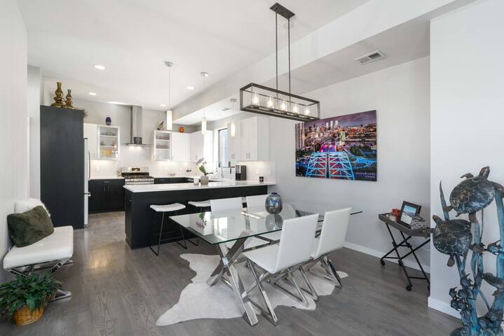 Luxury Retreat Broncos Stadium Stunning Townhome gallery image 4
