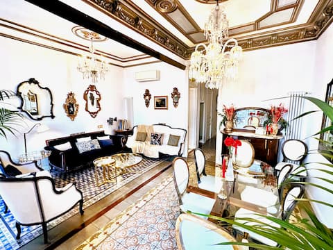 Top performing Airbnb: Large patio, 4 baths (3 en-suite), 19th c, central in L'antiga Esquerra De L'eixample