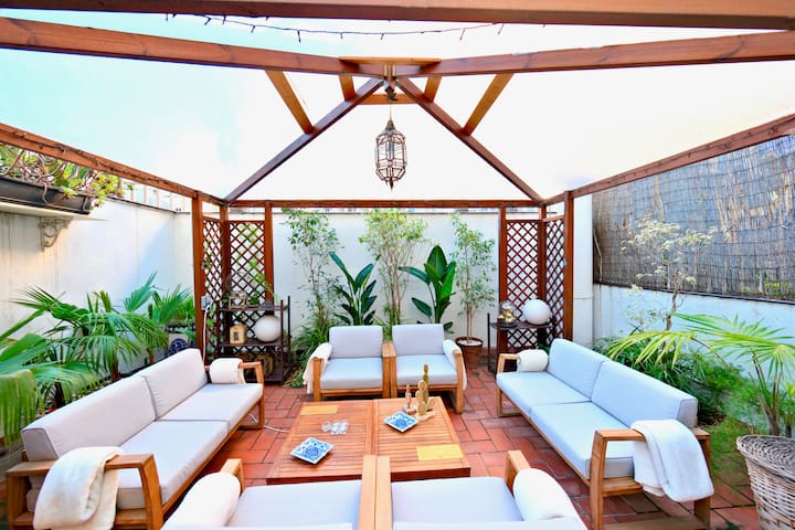 Large patio, 4 baths (3 en-suite), 19th c, central