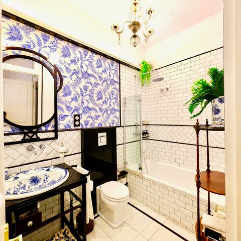 Large patio, 4 baths (3 en-suite), 19th c, central gallery image 5