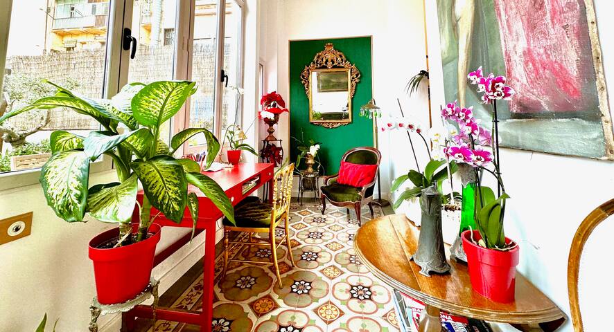 Large patio, 4 baths (3 en-suite), 19th c, central gallery image 4