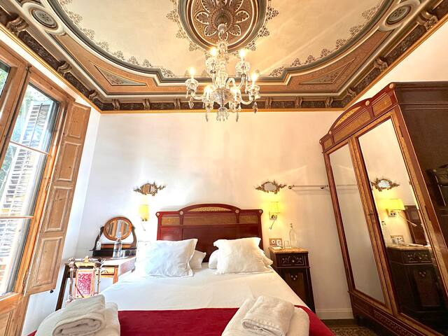 Large patio, 4 baths (3 en-suite), 19th c, central gallery image 3