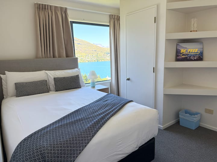 Esta habitación está ubicada en el último piso. Tiene una cama doble y una hermosa vista del lago Wakatipu y las montañas circundantes. La calefacción es con un calefactor móvil. La refrigeración en verano es con un ventilador móvil.