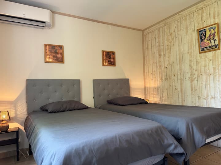 Chambre 2:  pour 2 personnes
2 lits 90/200 cm

