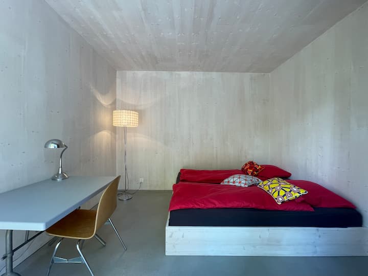 Esta habitación da a una terraza a nivel del jardín.