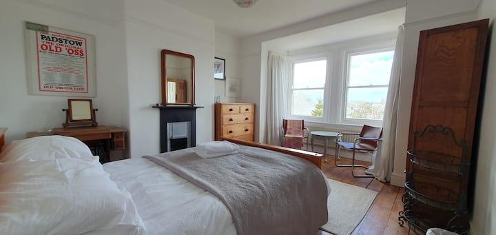 Двокреветна соба со прозорци и поглед кон устието