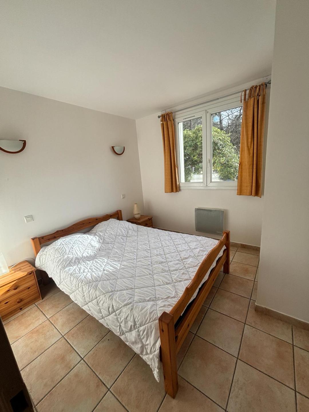 Lit double en 140, grand placard de rangement en 120 cms. Volets roulants aluminium électriques. Double vitrage.