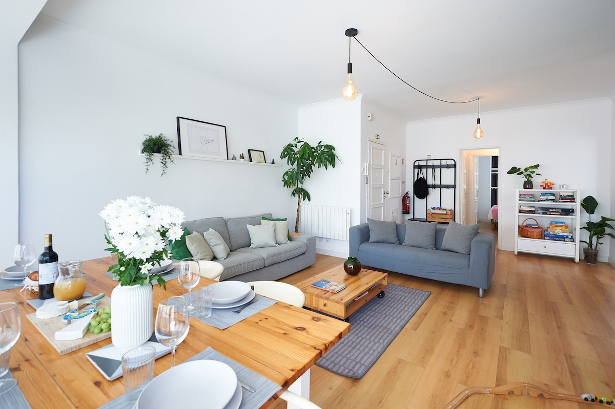 Top performing Airbnb: 1 Min to the Beach · Perfect for 6 Guests in União Das Freguesias De Carcavelos E Parede