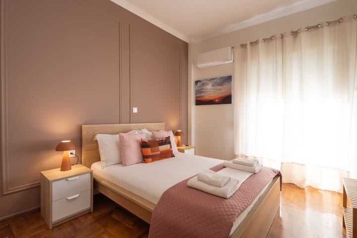 Comfy 2Bedroom Apt at the foothills of Acropolis