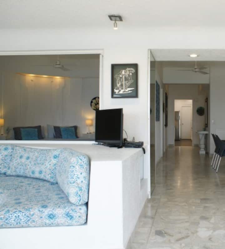 Keď vyjdete z hlavnej spálne, odbočíte doľava smerom k druhej spálni.