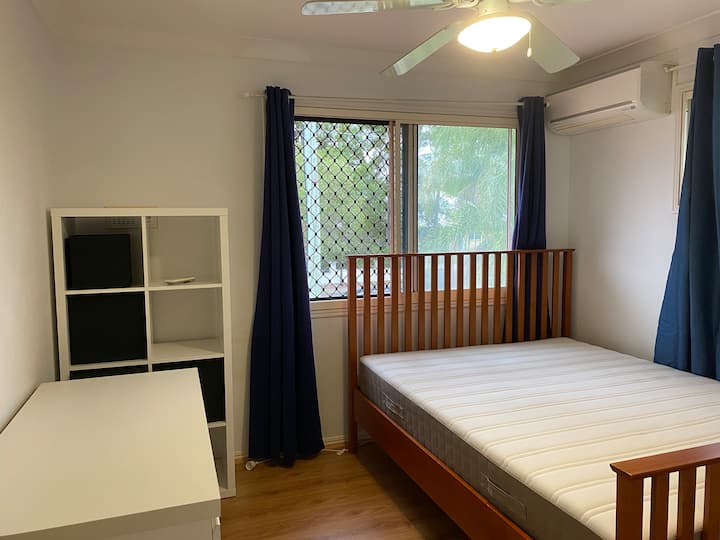 Recientemente se han establecido una cama y un colchón nuevos para esta habitación.
