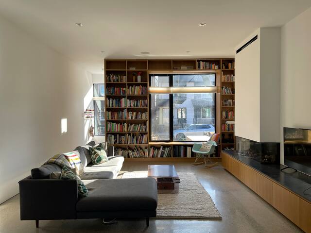 Luxe Leslieville Retreat: Chef’s Kitchen & Parking gallery image 2