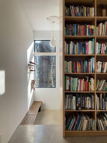 Luxe Leslieville Retreat: Chef’s Kitchen & Parking gallery image 4