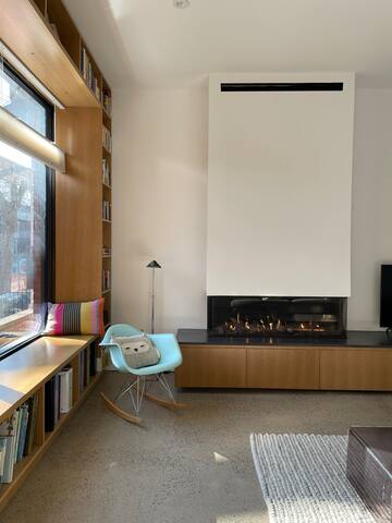 Luxe Leslieville Retreat: Chef’s Kitchen & Parking gallery image 3