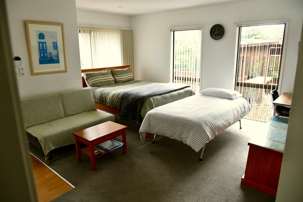 作为一种选择，我们还可以为您的孩子或其他房客准备一张单人床。  只需预订3位房客即可入住。