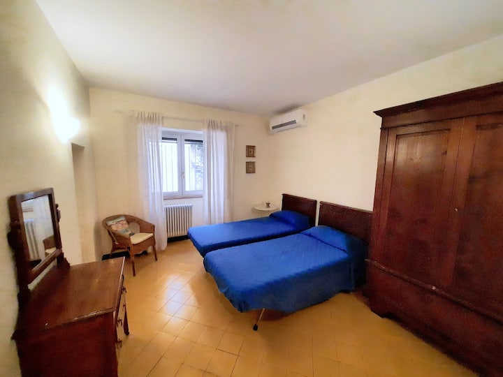 Chumba cha kulala na vitanda viwili vya mtu mmoja