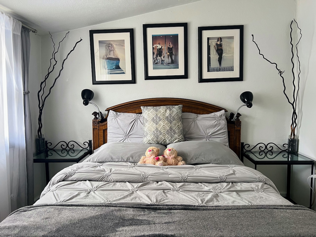 Posteľ v plnej veľkosti v spálni s výhľadom na zadný dvor a Pikes Peak!