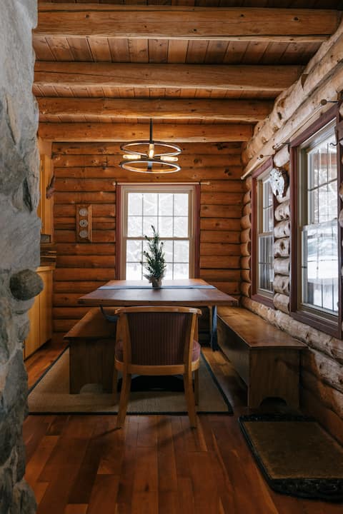 Handmade 3 Bedroom Log Cabin | 5 Min From Skiing
