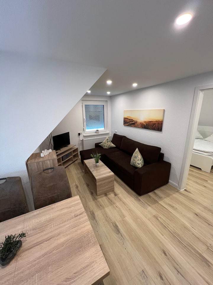 起居区配备沙发床、DAB收音机和卫星电视