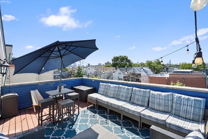 Soaring Dramatic Wrigley Loft w/ PRIVATE ROOFTOP gallery image 2