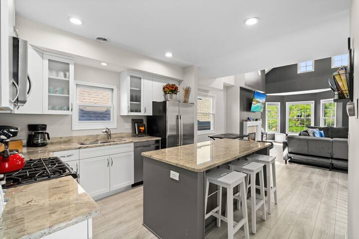 Soaring Dramatic Wrigley Loft w/ PRIVATE ROOFTOP gallery image 3