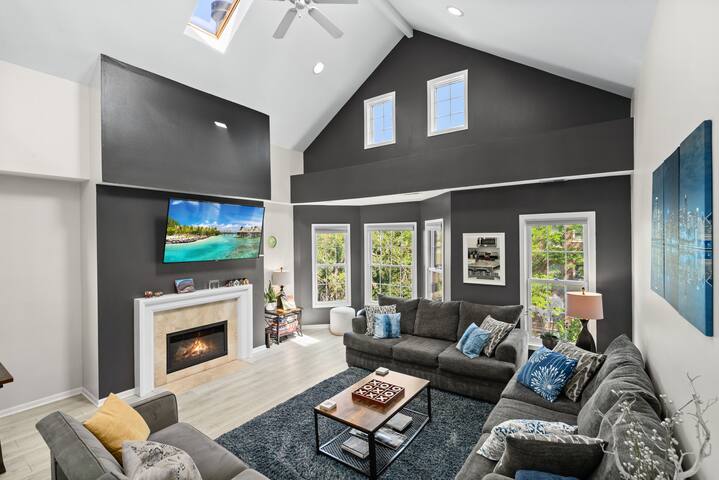 Soaring Dramatic Wrigley Loft w/ PRIVATE ROOFTOP gallery image 4