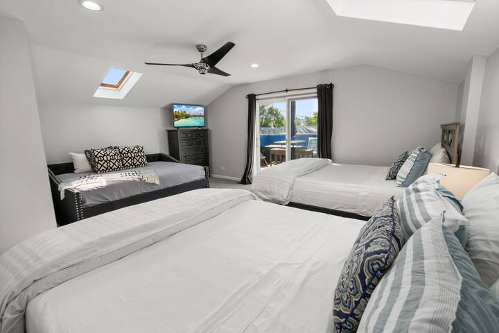 Soaring Dramatic Wrigley Loft w/ PRIVATE ROOFTOP gallery image 5