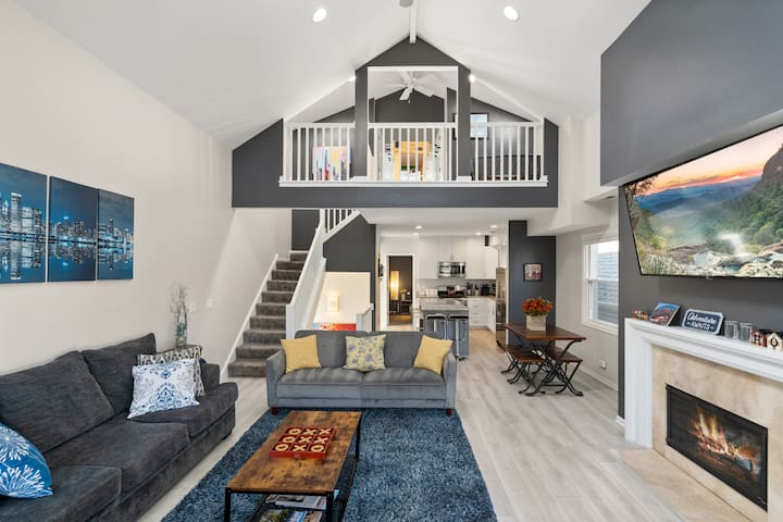 Soaring Dramatic Wrigley Loft w/ PRIVATE ROOFTOP