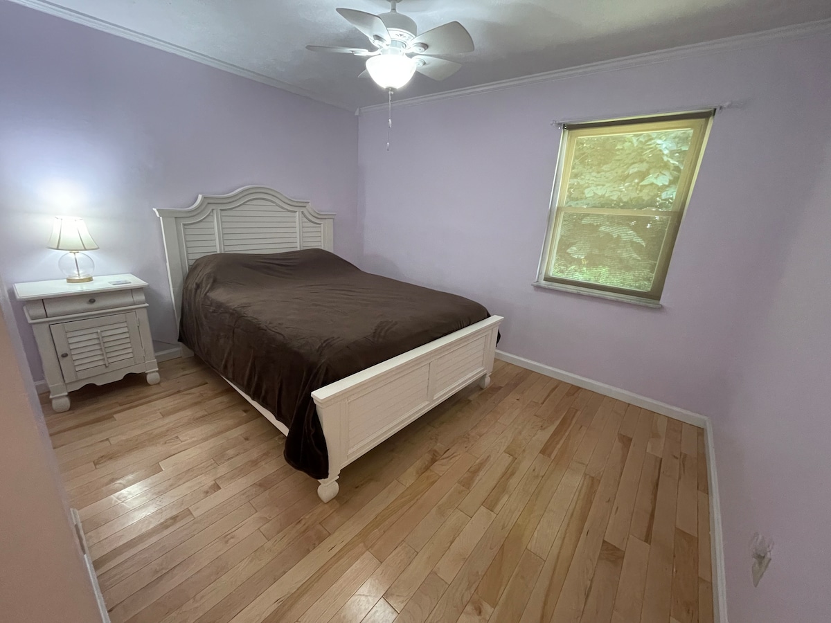 第二间标准双人床卧室，带衣柜。