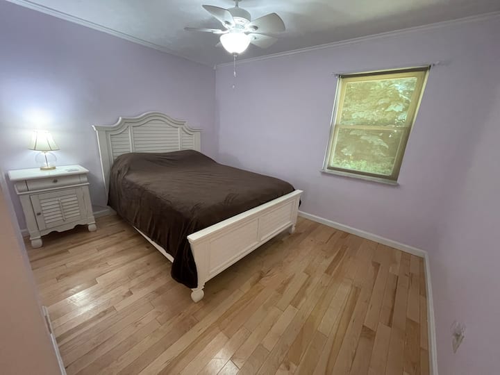 Druga spavaća soba s bračnim krevetom i ormarom.