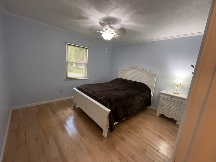 Treća spavaća soba s bračnim krevetom i ormarom.