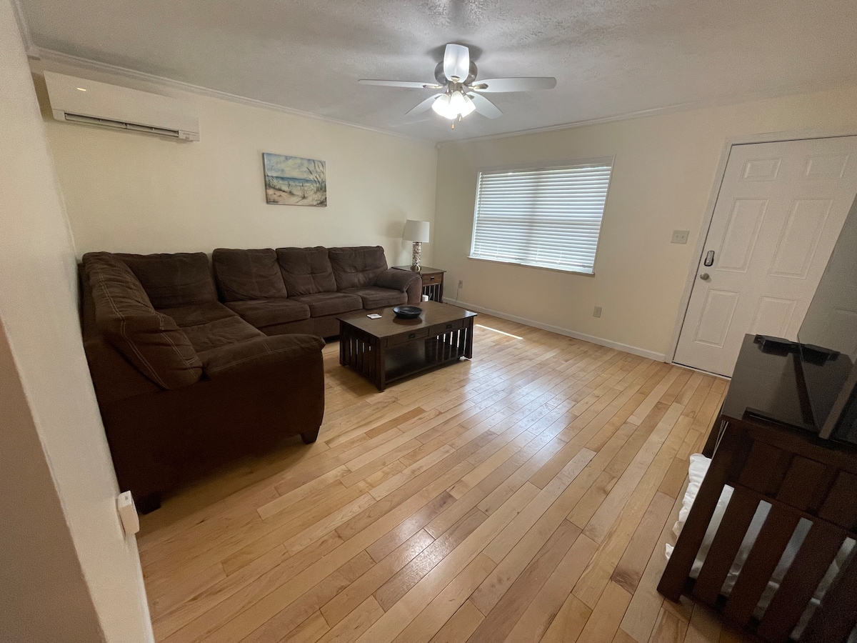 客厅配备智能电视和光纤网络服务。