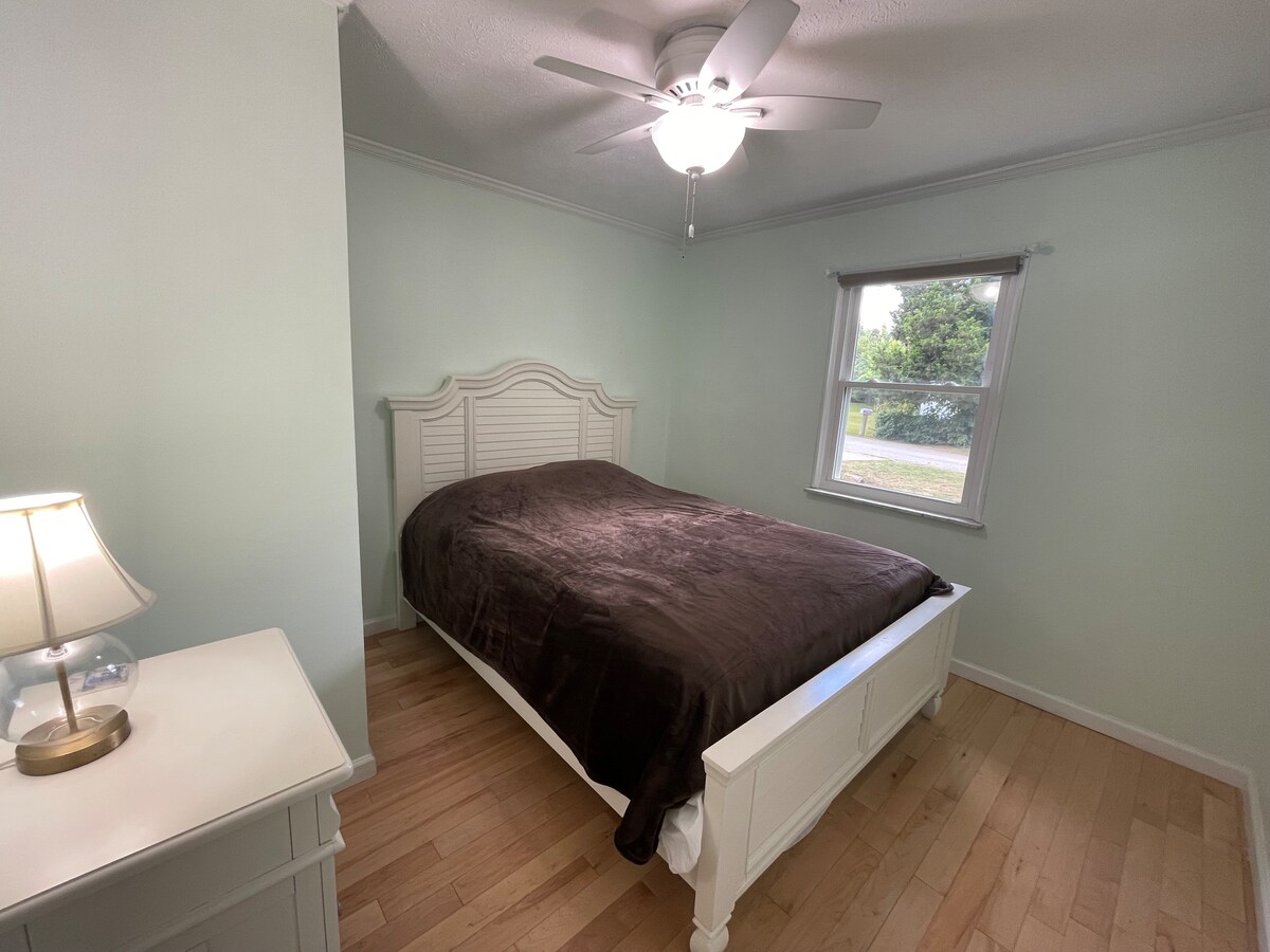 第一间标准双人床卧室，带衣柜。