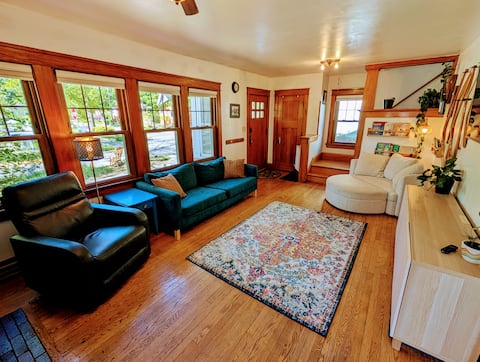 4BR Family Friendly House - Downtown Location!