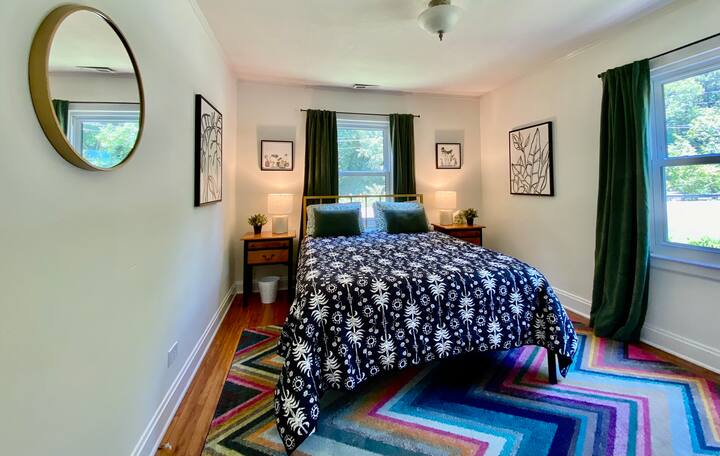 חדר שינה קדמי עם מיטת קווין סייז. המזרן הזה מוצק יותר.