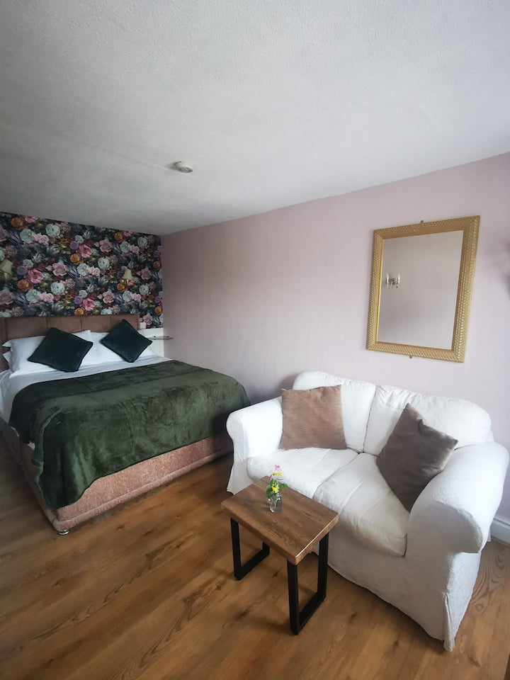 Self  Catering, King En-suite Chalet Room. - York