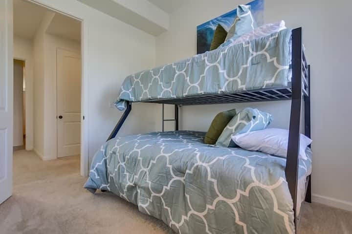 Tretia spálňa - poschodová posteľ s plnou posteľou na spodnej strane a dvojlôžkom v hornej časti