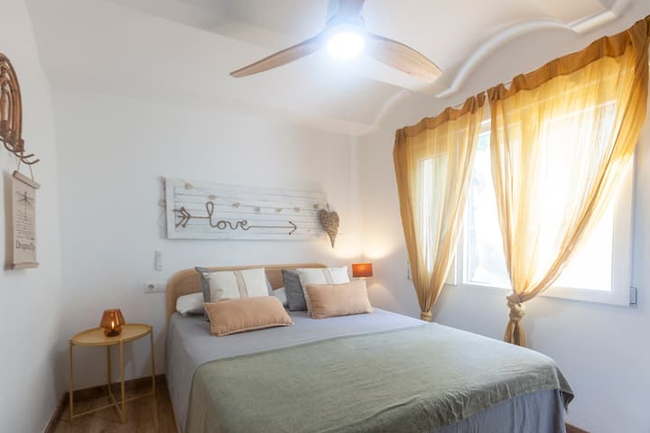 غرفة نوم بسرير كبير الحجم