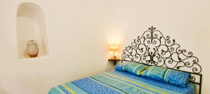 habitación con cabecera de hierro forjado