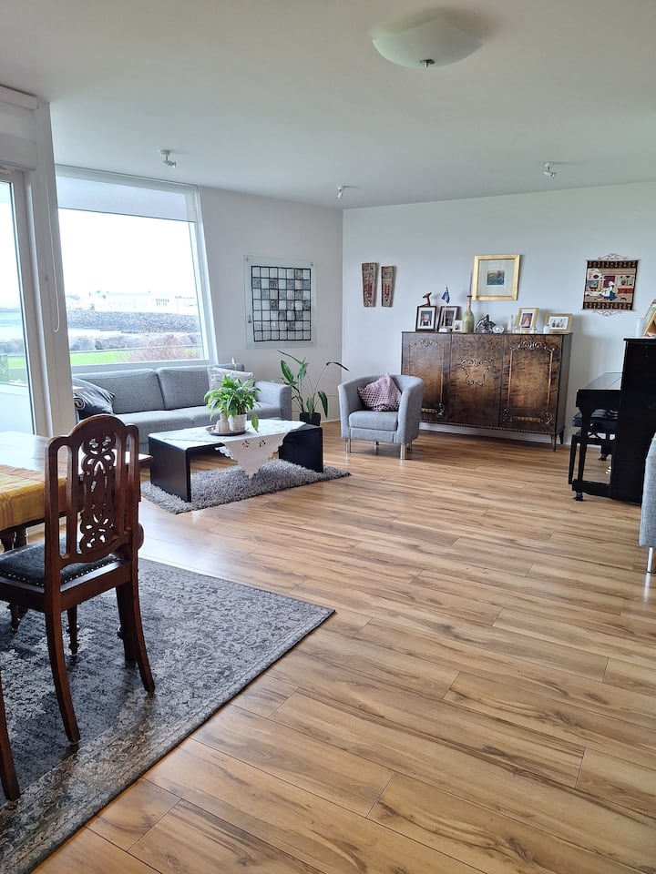 Beautiful Apartment, Great Location, Ocean View - Iceland