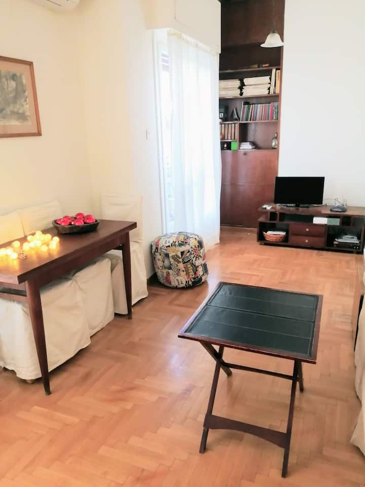 V obývacej izbe sú 2 pohovky. Svetlé! Balkón plný kvetov! 
Klimatizácia