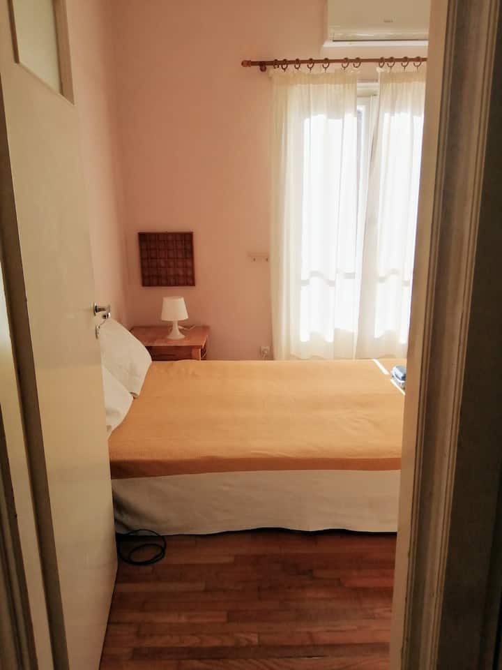 Vzdušná a slnečná spálňa. Má klimatizáciu.