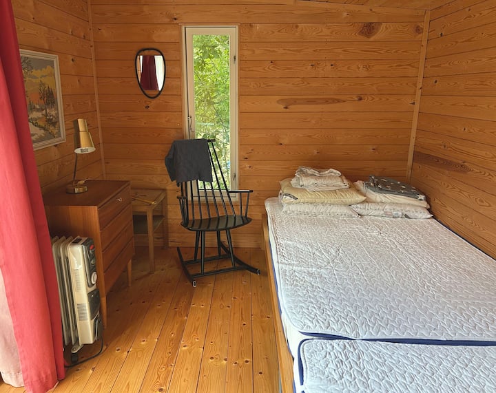 Površina aneksa je 12 m². Postoje dva kreveta (120x200 cm) koji su u produžetku hianda. 

U dodatku nema WC školjke.
Postoji radijator.