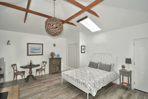 Popular Airbnb listing: Private and Spacious Independant Guest Studio in Studio City